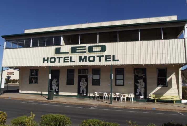 ClermontLeo Hotel Motel的街边设有桌椅的酒店汽车旅馆