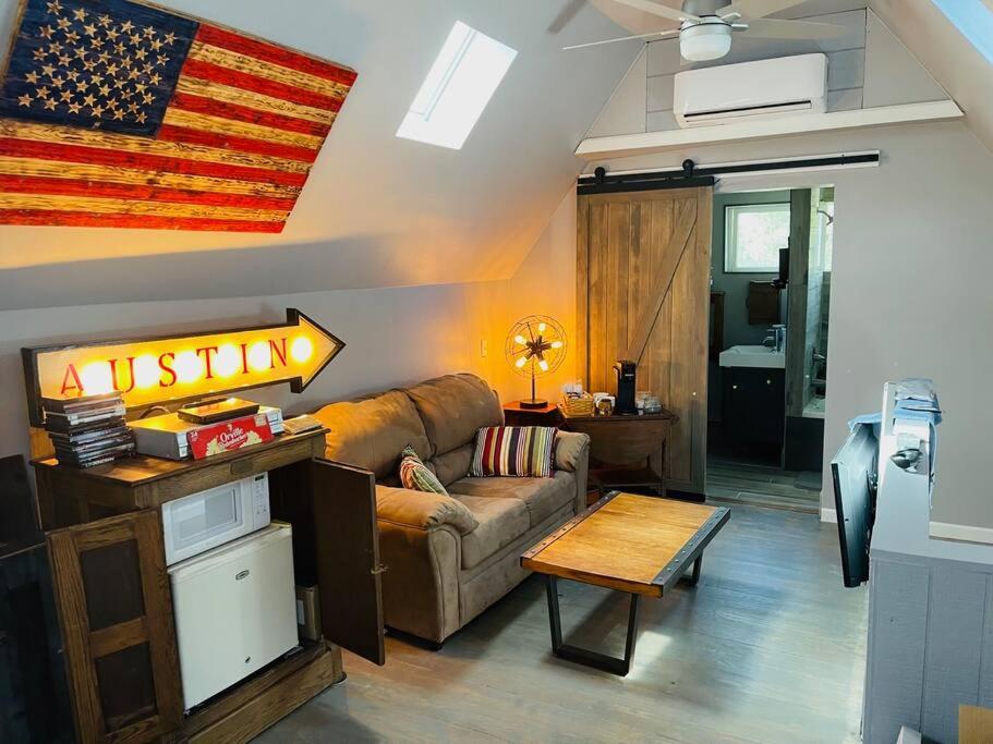 巴斯特罗普Bastrop Tiny Disc Golf Retreat的客厅配有沙发和美洲国旗