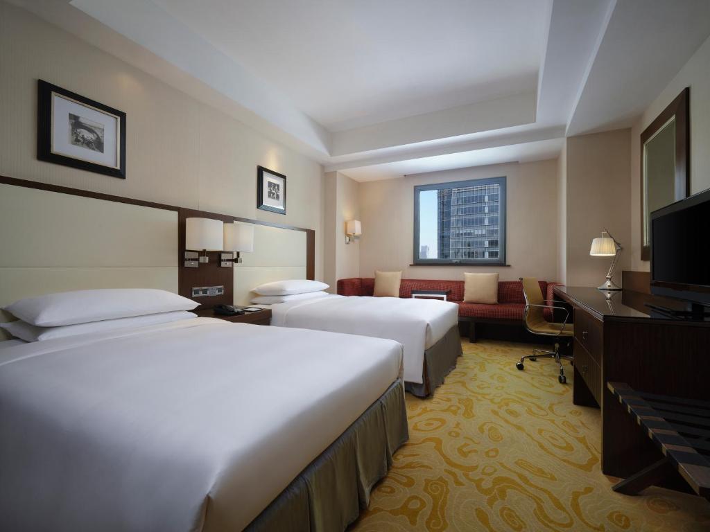 上海上海西藏大厦万怡酒店的酒店客房设有两张床和电视。