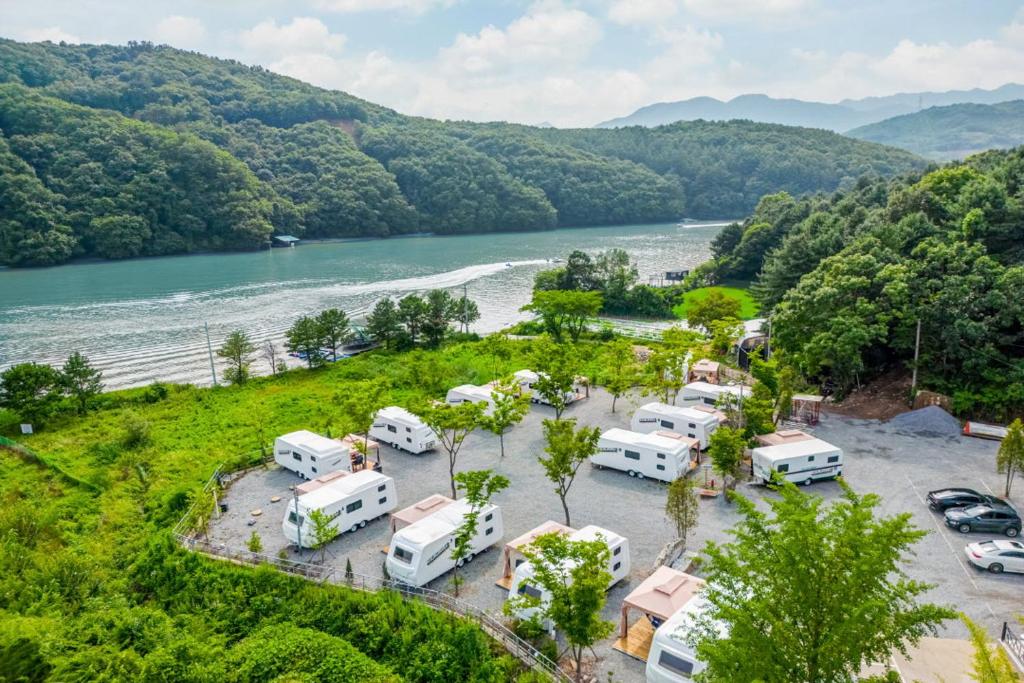 春川Chuncheon Healing Bridge的停在河边的一群骆驼的空中景观