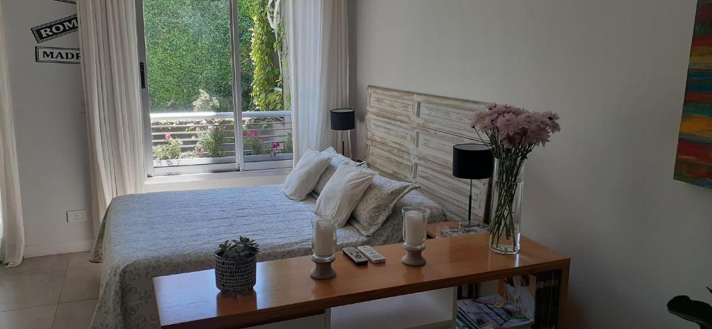 布宜诺斯艾利斯CONFORT BELGRANO的一间卧室配有一张床和一张带蜡烛的桌子