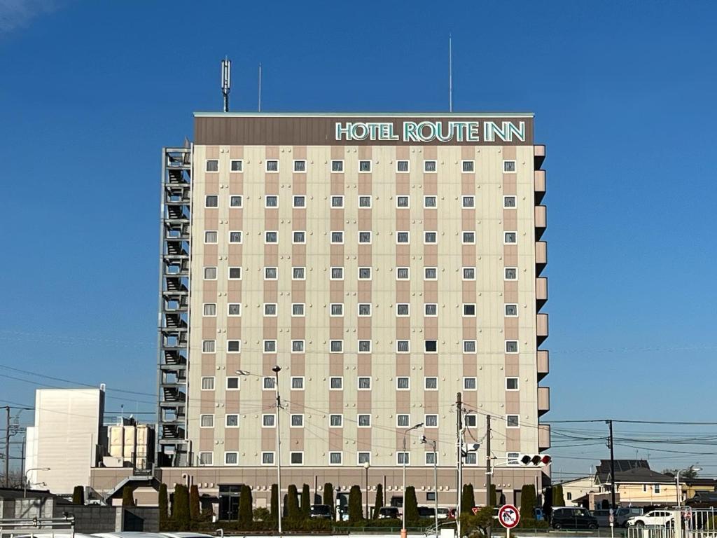 常陆那珂市常陆那珂路线酒店的酒店客房的顶部有标志