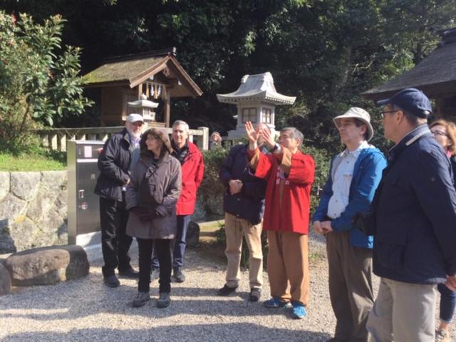 松江市福间馆日式旅馆的站在寺庙前的一群人