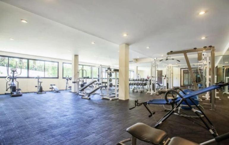 Ban Mae NamApartment的一间健身房,里面配有跑步机和机器