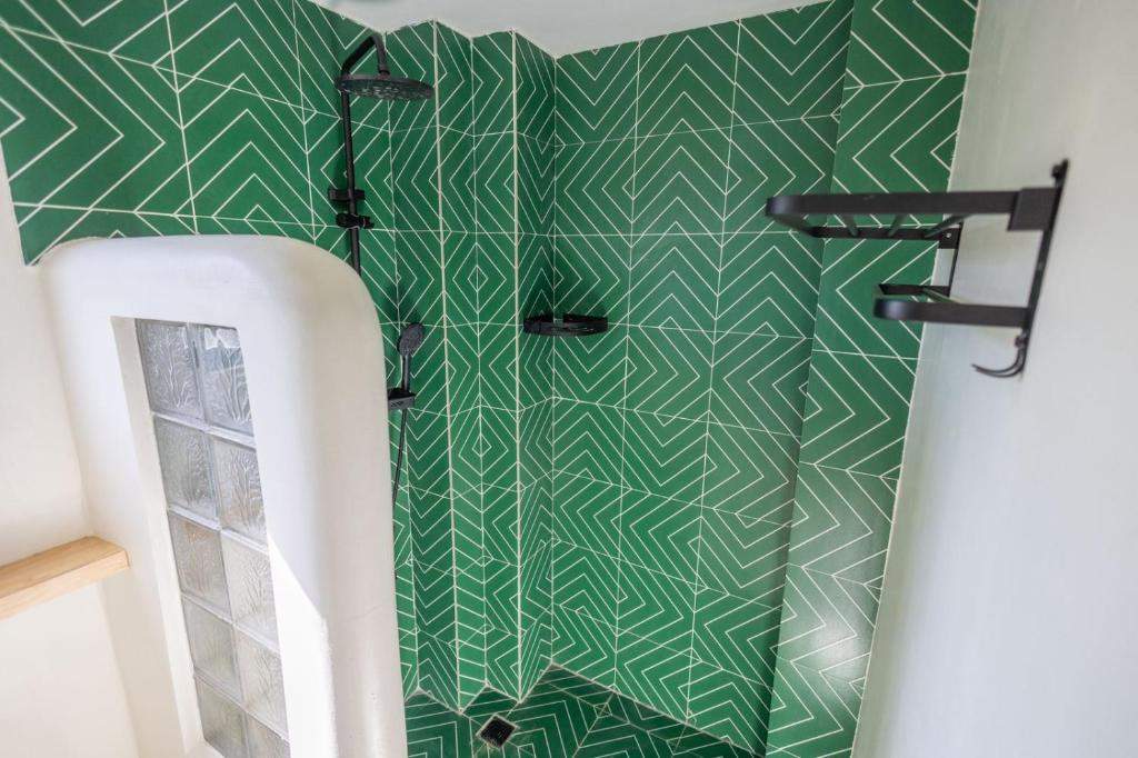 长滩岛Happiness Hostel Boracay的浴室设有绿色瓷砖墙和镜子