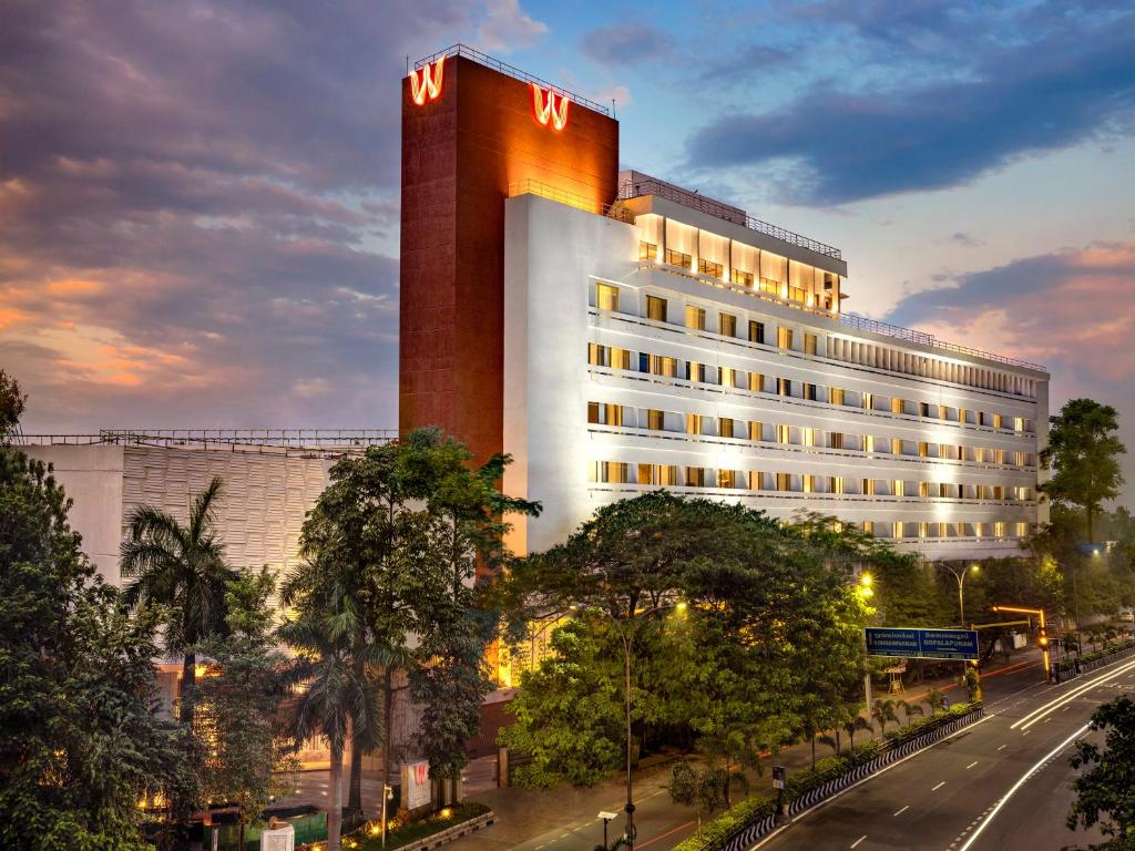 钦奈Welcomhotel by ITC Hotels, Cathedral Road, Chennai的建筑的侧面有标志