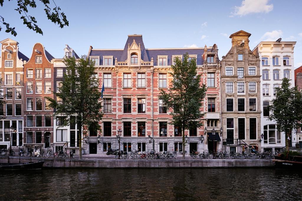 阿姆斯特丹霍克顿阿姆斯特丹酒店的河前的一组建筑物