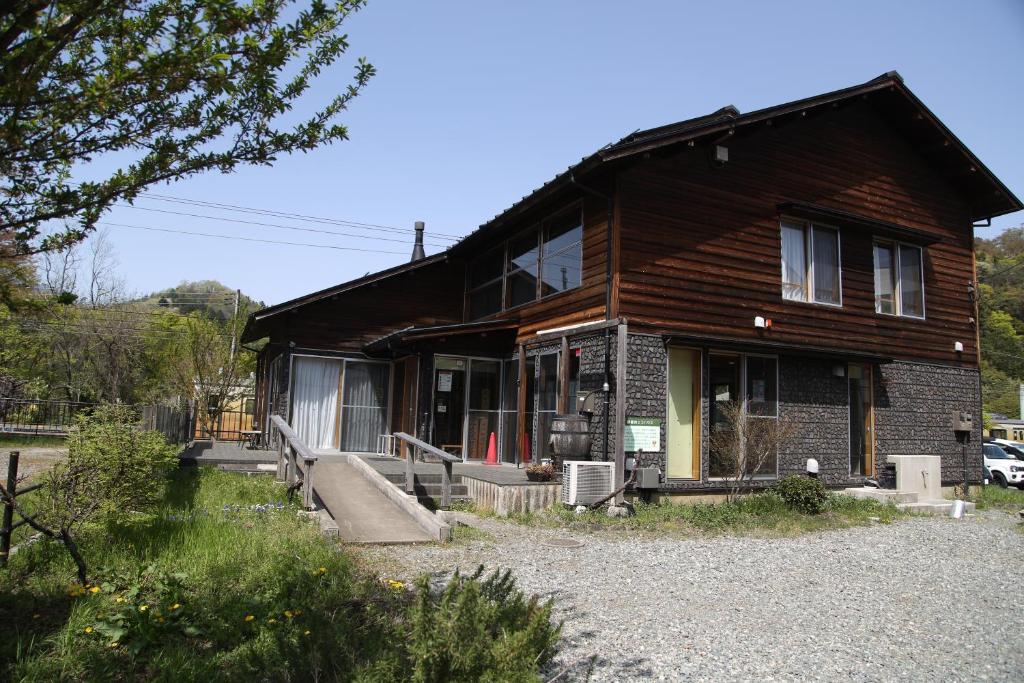 Tsuru 都留市エコハウスで移住体験を的木屋设有门廊