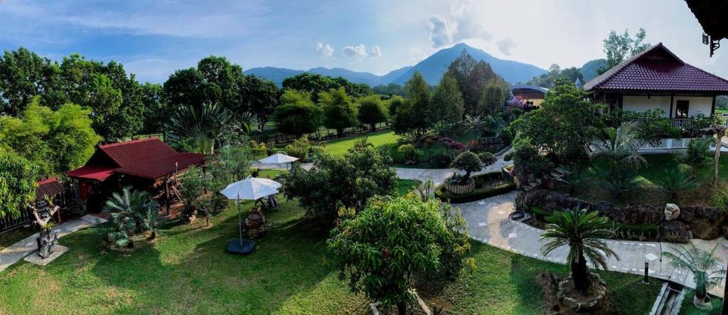 瓜埠Singgahsana Villa的享有度假胜地的空中景致,以山脉为背景