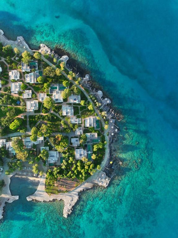 阿基欧斯尼古拉斯Minos Beach Art Hotel, a Member of Design Hotels的海洋岛屿的空中景观