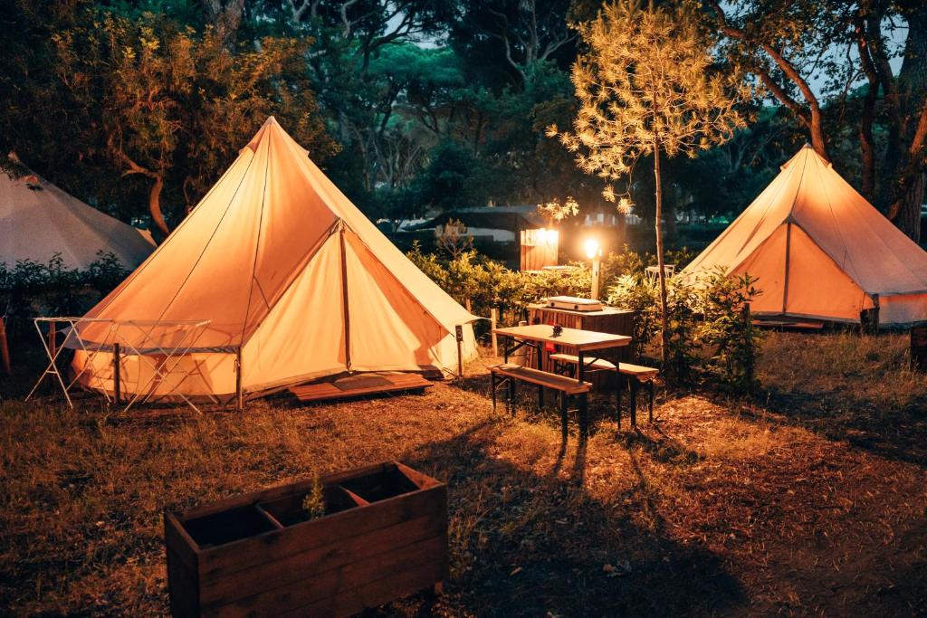 格罗塞托港Pigna Felice Le Marze的两个帐篷和一张桌子在野外过夜