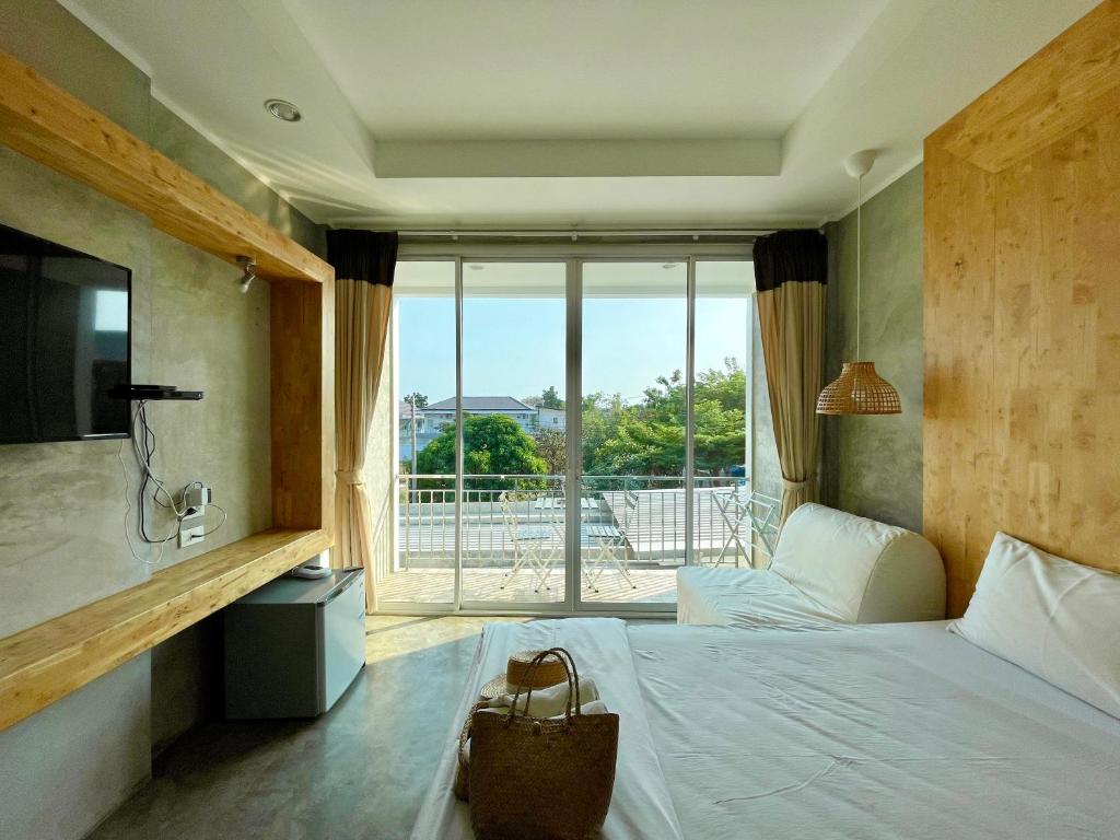 格兰岛班克兰住宿度假酒店的一间卧室设有一张床和一个大窗户