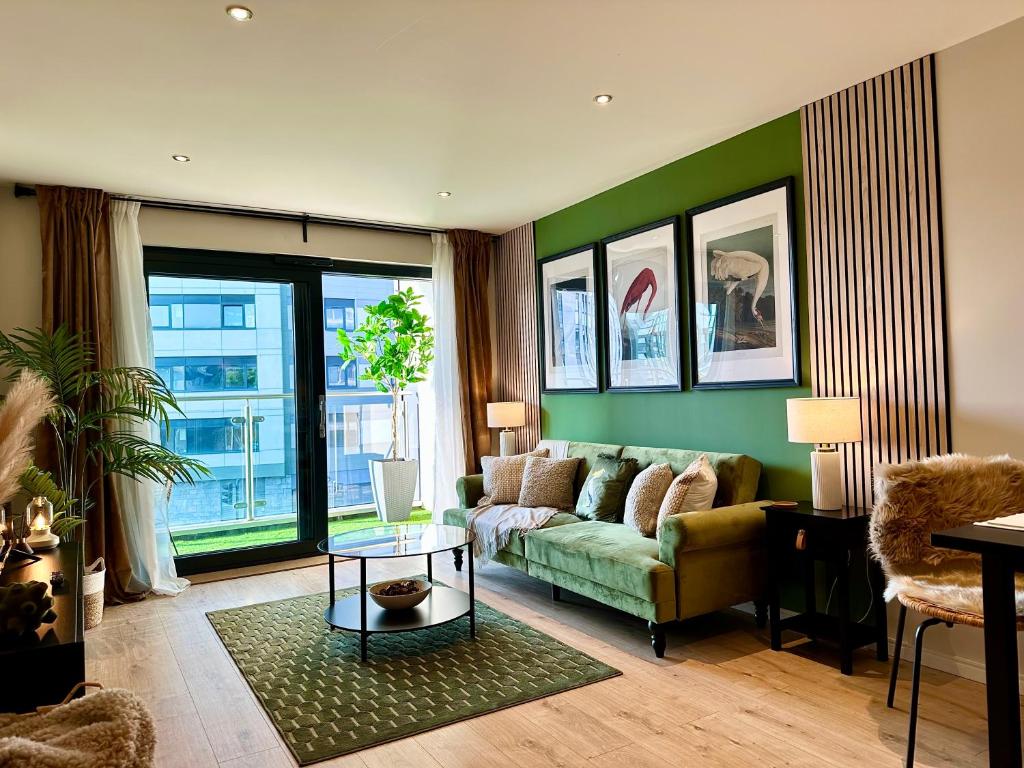 普里茅斯The Snug At Pierson House的带沙发和绿色墙壁的客厅