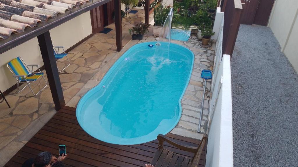 布希奥斯Ramos Acomodações的甲板上游泳池的顶部景色
