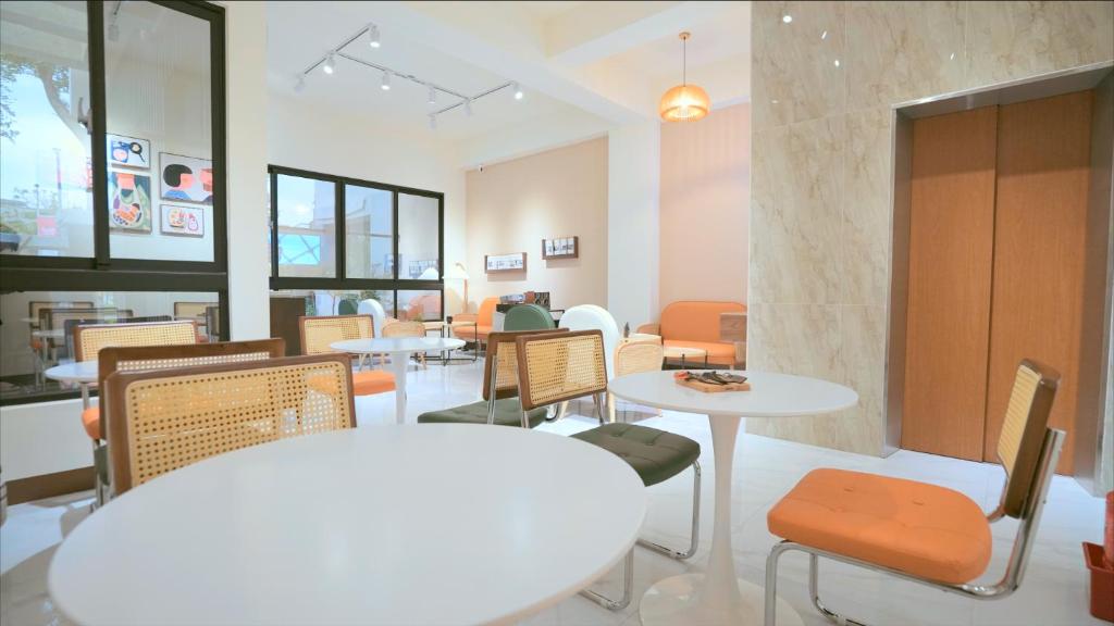 台东咻咻宿 Xiuxiu 電梯宅的一间带桌椅和桌子的用餐室