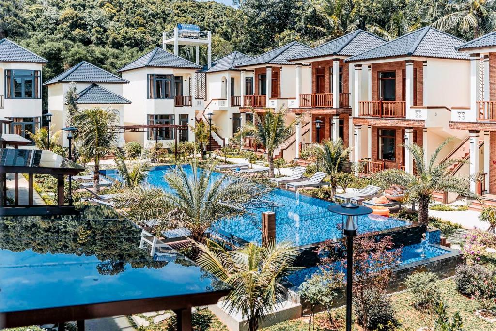 富国Palm Bay Resort Phu Quoc的享有度假村的空中景致,设有游泳池和棕榈树