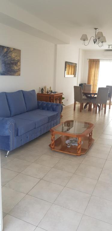 布宜诺斯艾利斯Jazzy-Habitación en Dpto Compartido的客厅配有蓝色的沙发和桌子