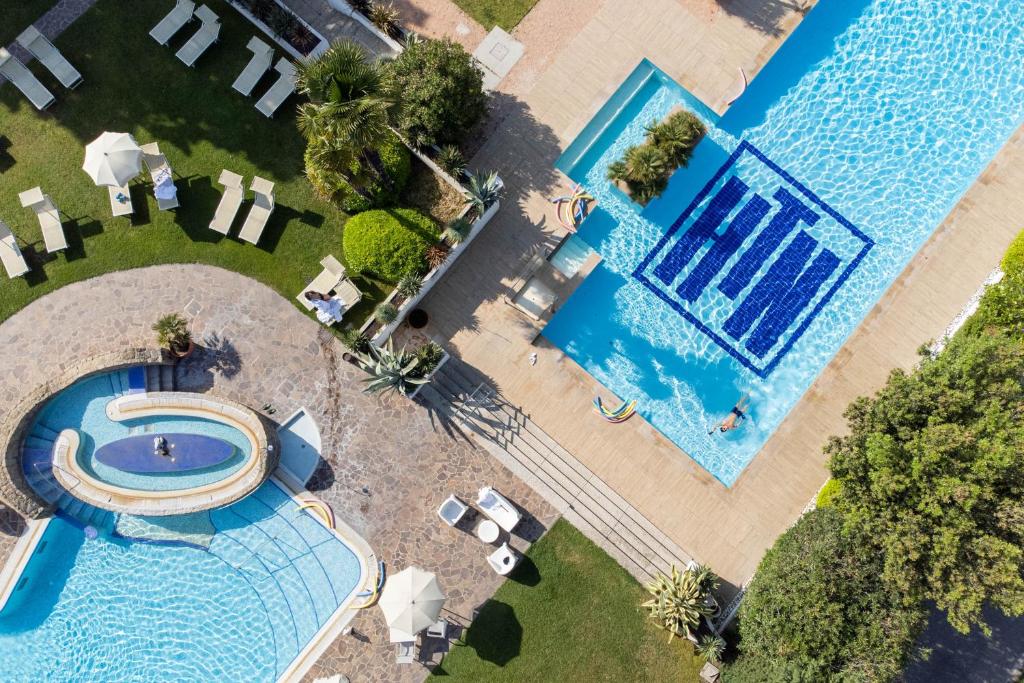 蒙特格罗托泰梅特姆德尔纳西奥尼酒店的享有度假村游泳池的顶部景致