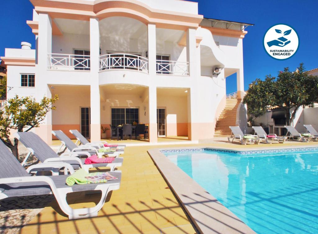 阿尔布费拉Villa Nespereira by Algarve Vacation的一座带游泳池和房子的别墅