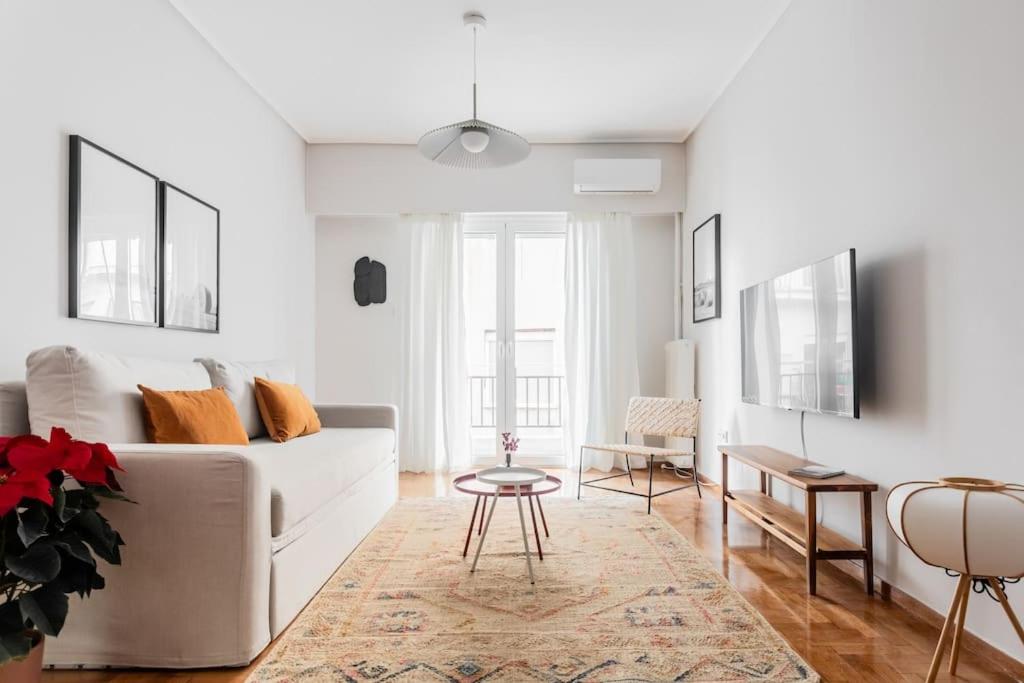 雅典Comfy 1BR Apartment in Ampelokipoi by UPSTREET的白色的客厅配有白色的沙发和桌子
