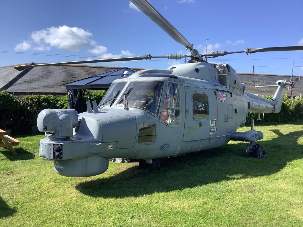 赫尔斯顿Haelarcher Helicopter Glamping的停在草地上的直升机