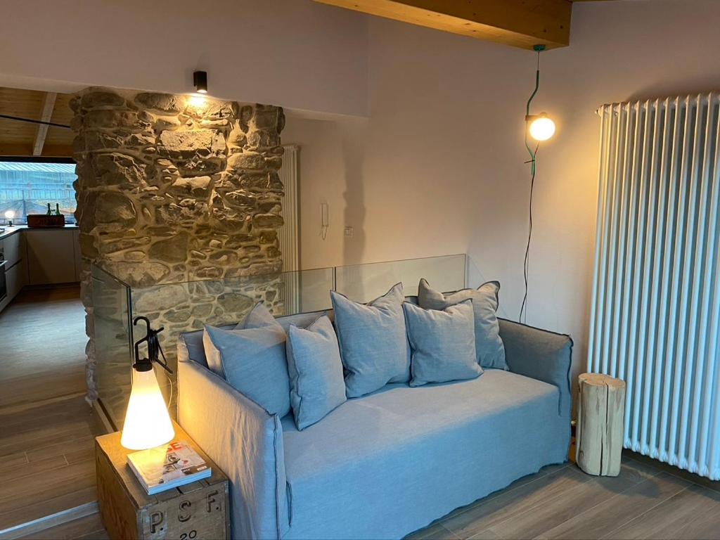 多尔切阿夸Vicolo Rosso 2的客厅配有带蓝色枕头的沙发