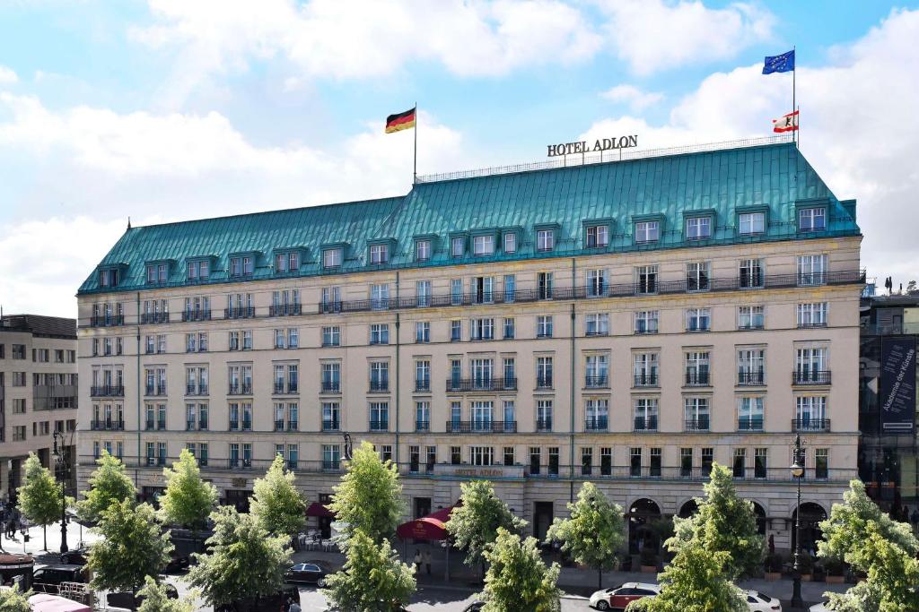 柏林阿德隆凯宾斯基酒店的上面有两面旗帜的建筑