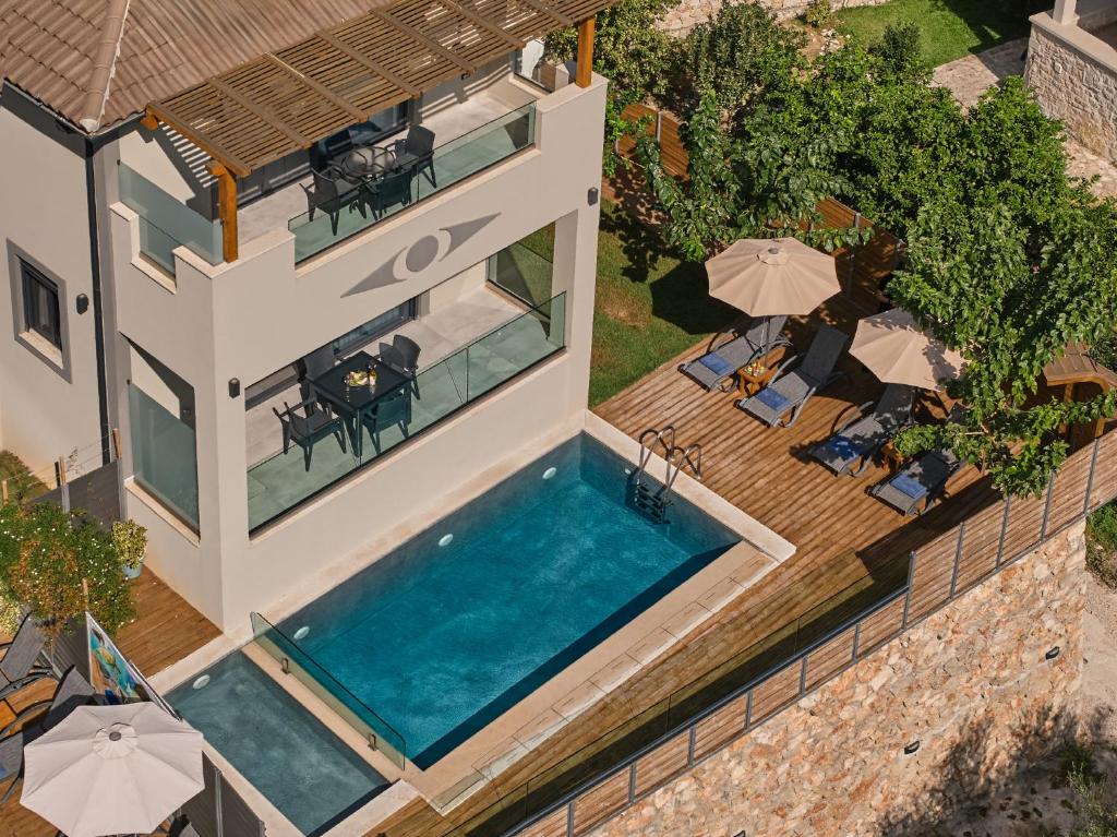 MouzákionAzor Luxury Villa I的享有带游泳池的房屋的空中景致