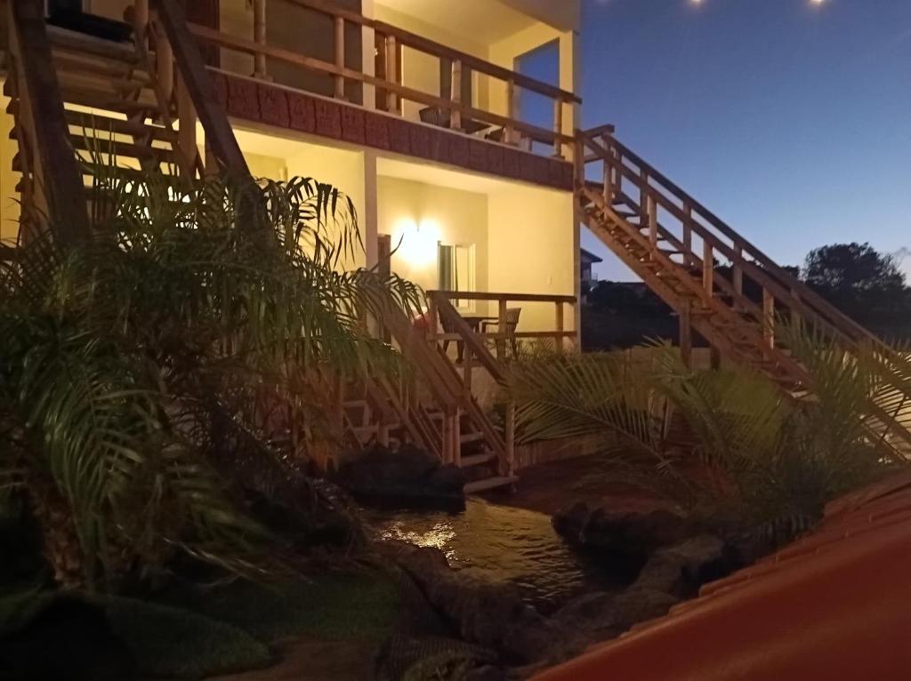 简蒂埃尔Bamboo Suites的河上过夜的一座房子