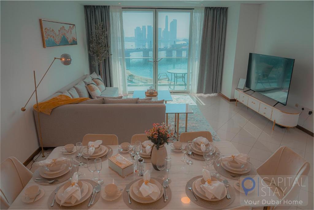 迪拜Capital Stay - 2 Bed Apartment in Dubai Festival City的客厅配有桌子和沙发