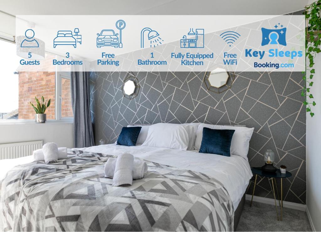 考文垂Stylish House & Work and Leisure inc FREE Parking & BHX Airport的卧室配有一张壁挂式海报的床