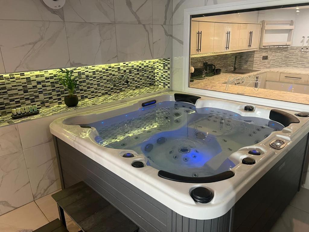 奥尔德伯里Mara Boutique Apartments 1的设有带按摩浴缸的浴室。