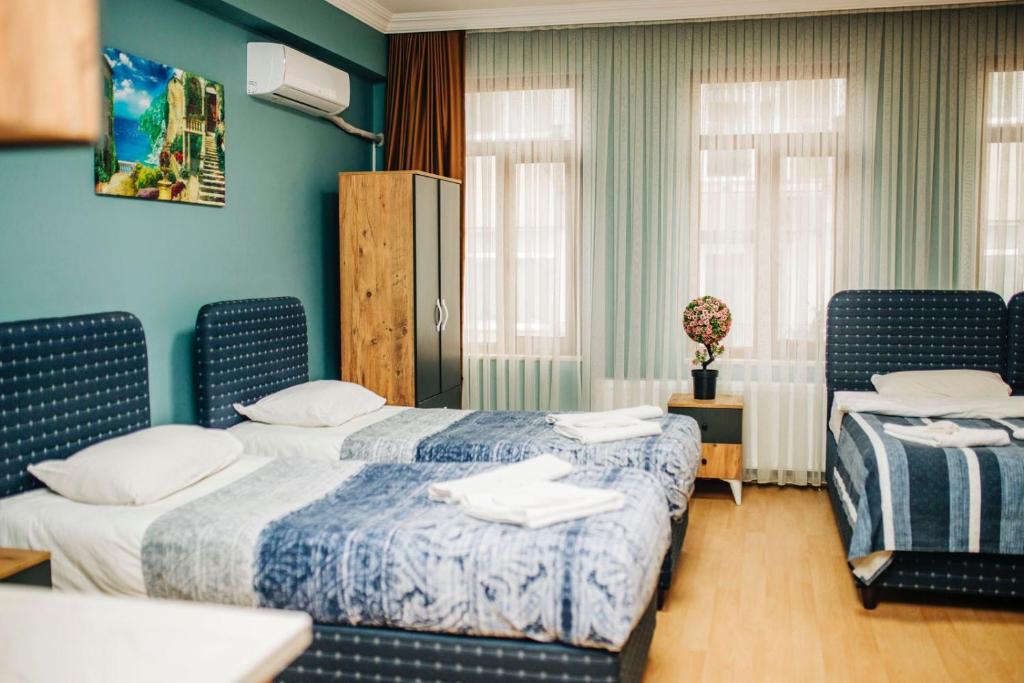 İznikEkinoks Hotel的酒店客房,配有两张床和两把椅子