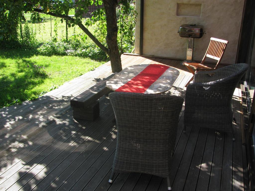 派尔努Apple Tree House的一个带两把椅子和一张桌子及毯子的甲板