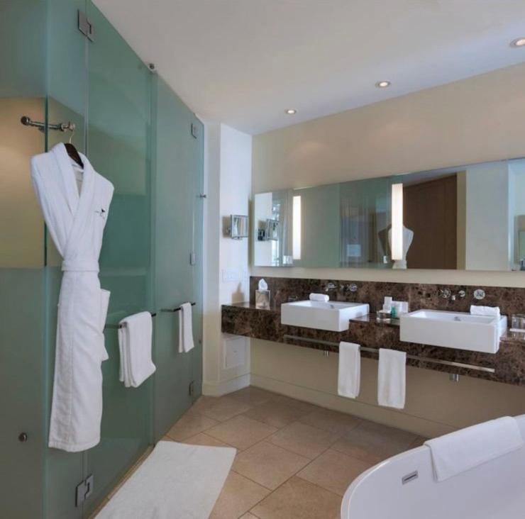 巴拿马城JW MARRIOT的浴室设有2个水槽和镜子