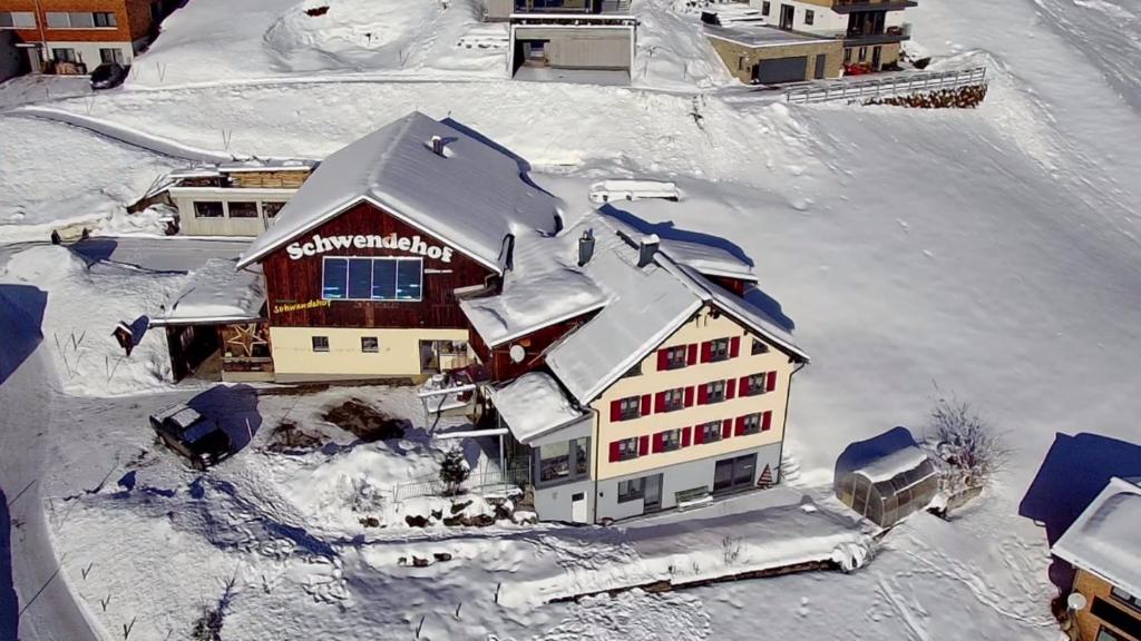 丰塔内拉斯切温德霍夫度假民宿的雪覆盖的房子的空中景色