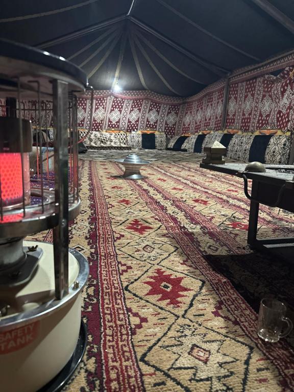 Al Khuraymīصحاء的大房间,帐篷里铺着波斯地毯