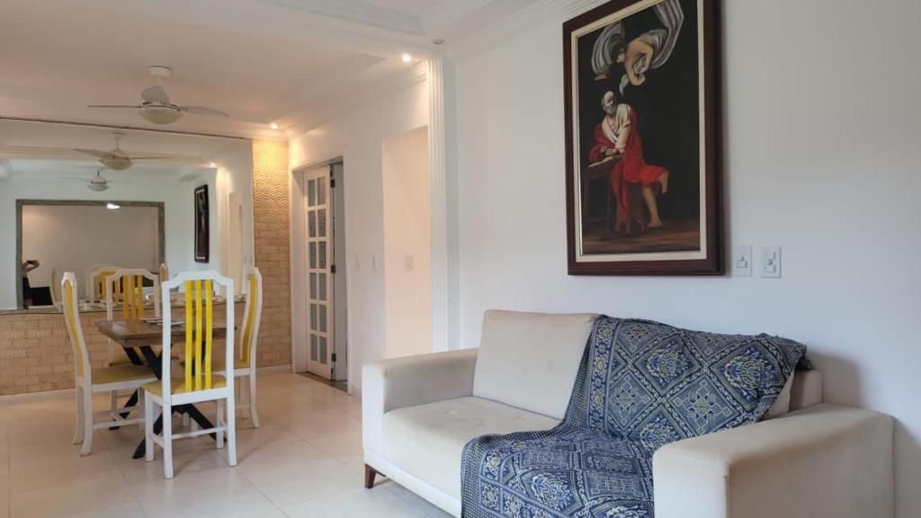 里约达欧特拉斯Pousada Pé na Areia的客厅配有白色的沙发和椅子
