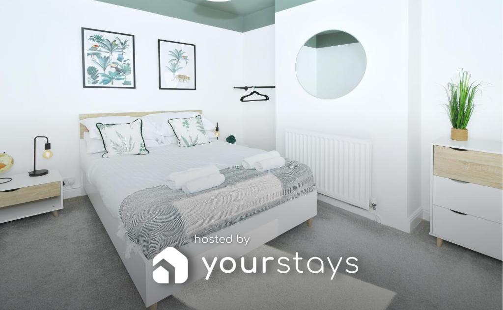 特伦特河畔斯托克London House by YourStays的白色卧室配有床和镜子