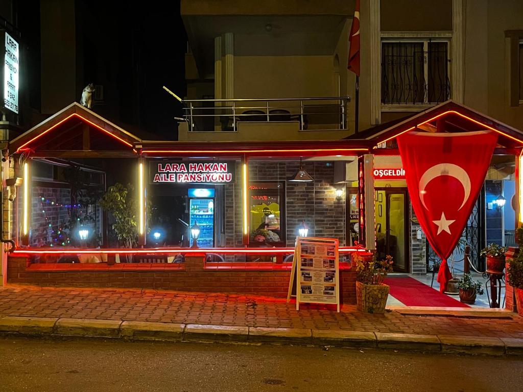 安塔利亚Lara Hakan Family Apart的一间快餐店,晚上在店前有标牌
