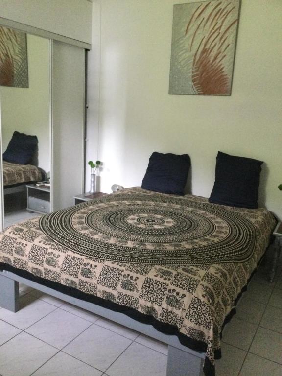 皮特尔角城ALLEGRO的一间卧室配有一张设计精美的床