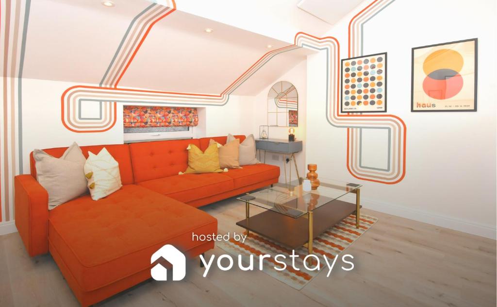 康格尔顿Antrobus Deluxe Apartments by YourStays的客厅配有橙色沙发和桌子