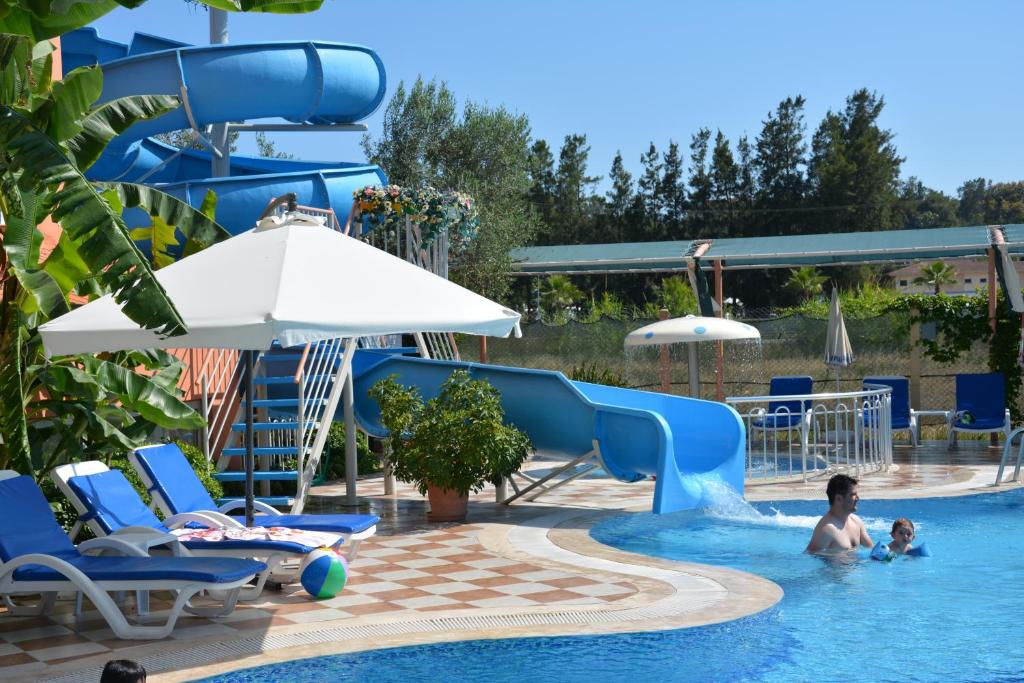 锡德亚乌兹翰酒店的一个带蓝色水滑梯的游泳池