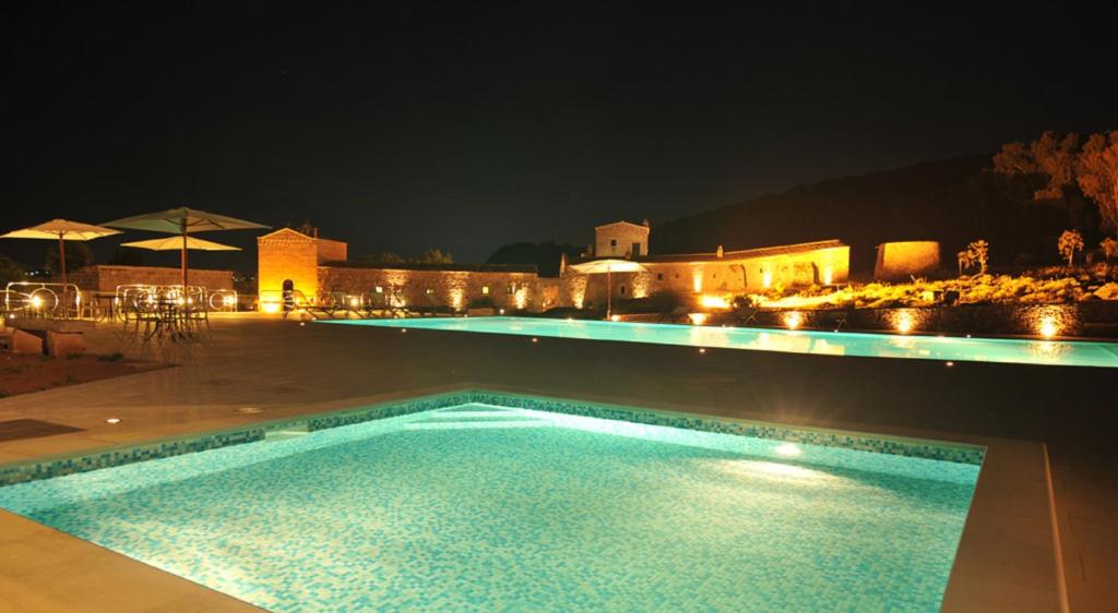SupersanoMasseria Pizzofalcone的一座游泳池,位于一座建筑的后面