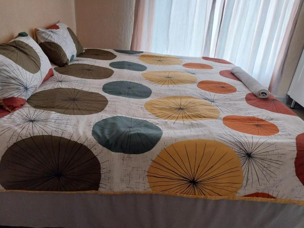 NgodiniThe Grace quest house的一张床上放着一把雨伞