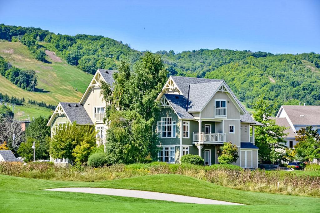 蓝山Rivergrass的一座山地高尔夫球场的房子
