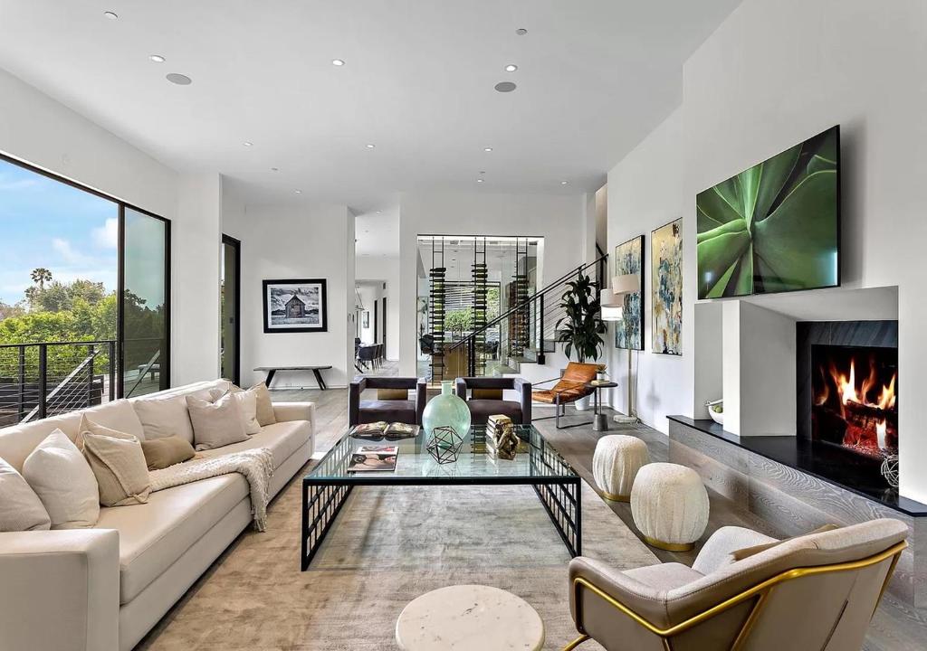 洛杉矶Stunning 5 Bedroom villa In LA的带沙发和壁炉的客厅