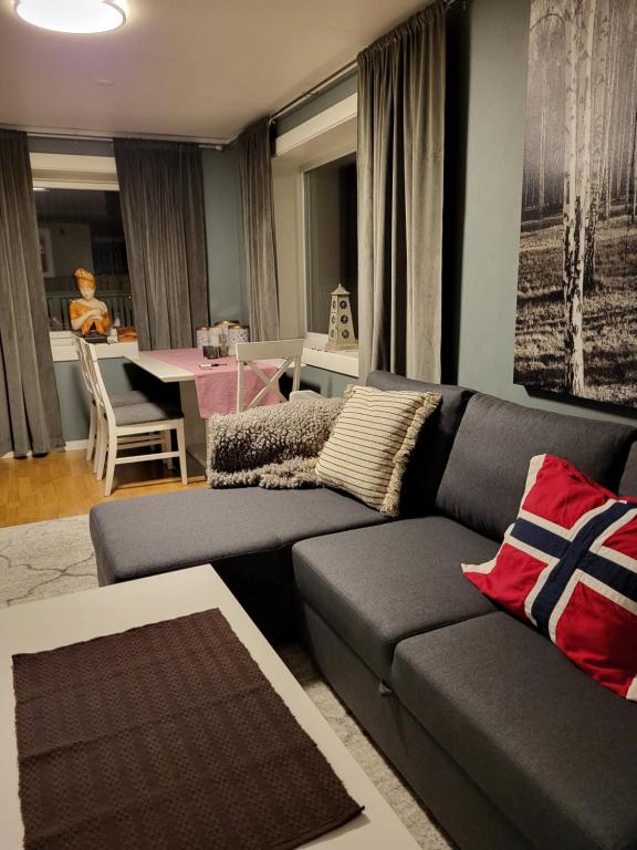克里斯蒂安桑德Ksu Nordlandet leiligheten的带沙发的客厅和用餐室