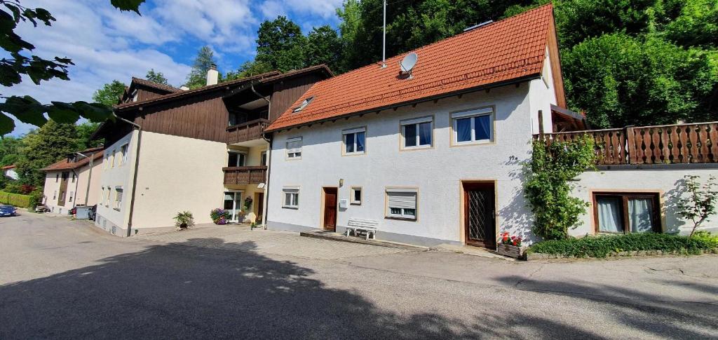 GrafrathBei München Ferienwohnung in Grafrath "zur Amper"的一座大型白色房屋,设有红色屋顶