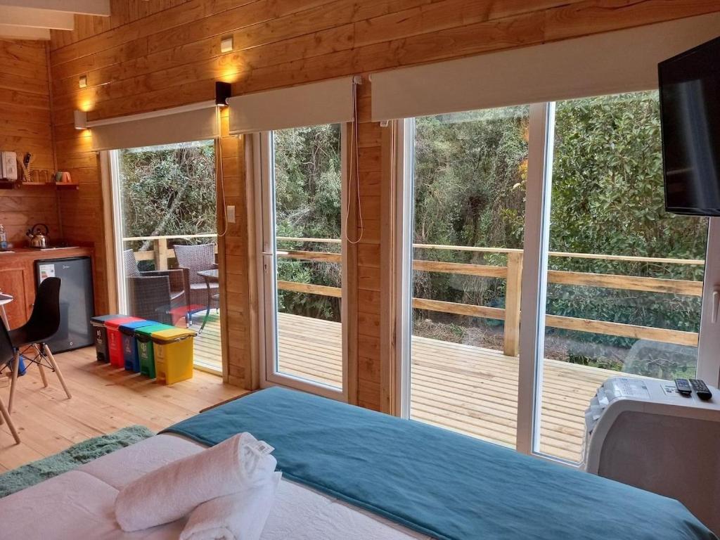 巴拉斯港Tiny House con opción de tina temperada的一间卧室设有一张床和一个大窗户